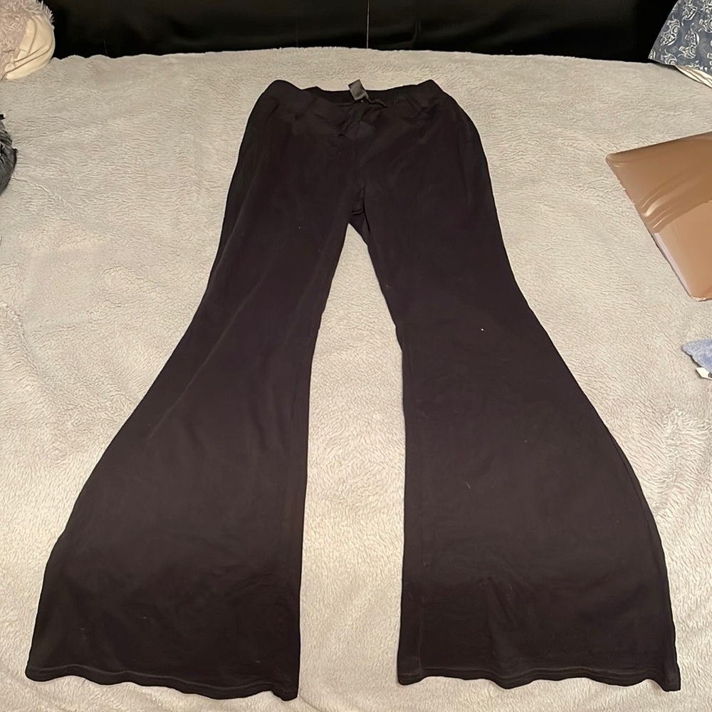 V- cut at waistband flare black leggings